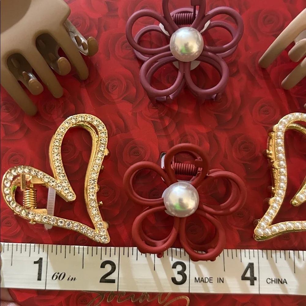 NWT ❤️ Social Strand 🌺 Pearl & Crystal Heart, Flower, Small Matte Claw Chip Set